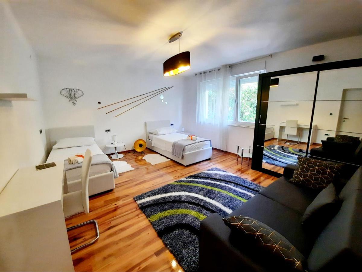Split Symphony Veranda: Modern, New Apartment Exterior photo